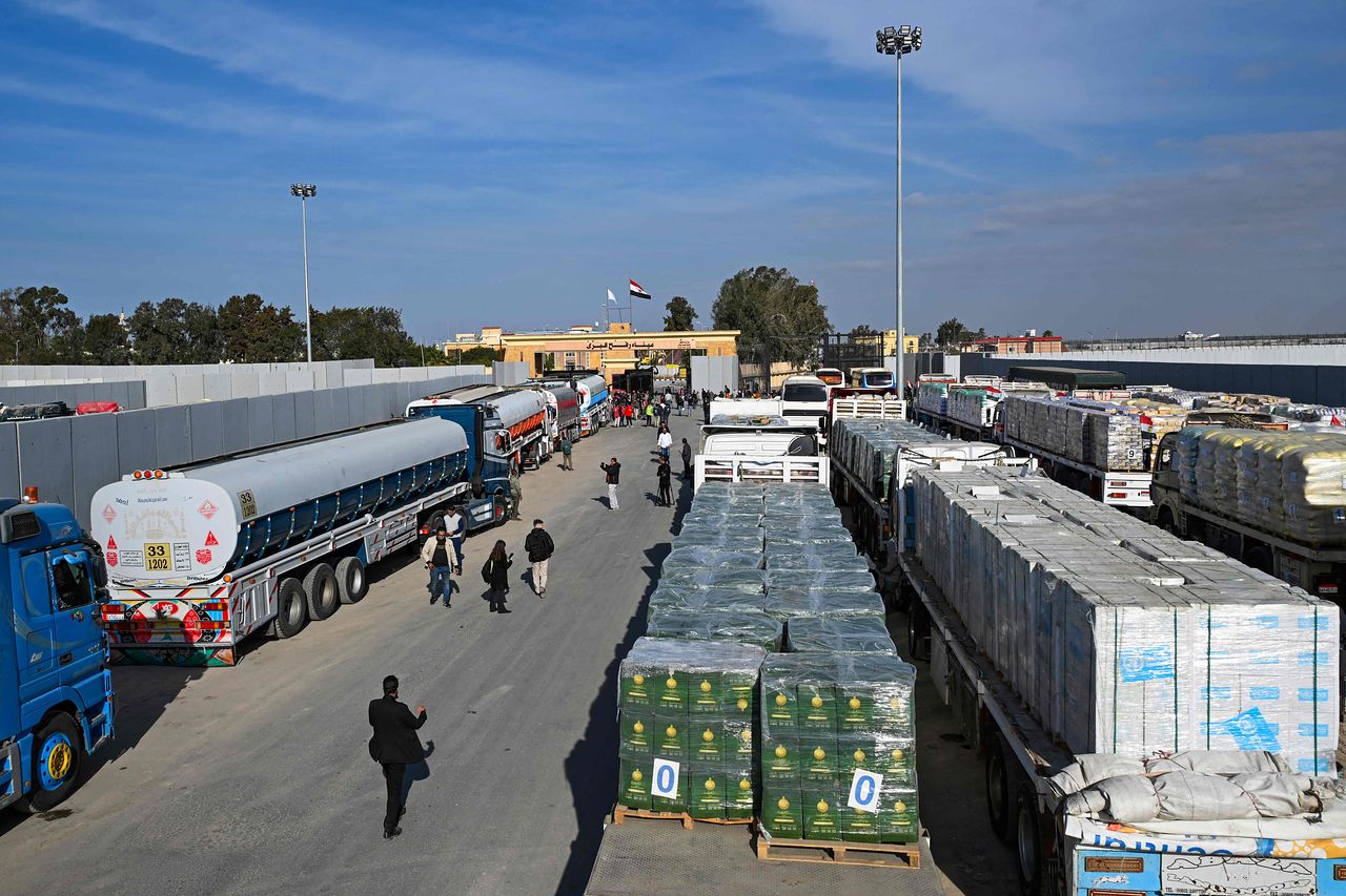 지난 19일(현지시간) 라파 국경 검문소에서 가자 지구로 넘어가기 위해 대기 중인 구호품. AFP=연합뉴스