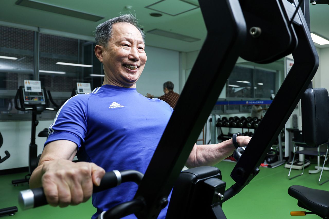 전직 공무원인 김동규가 경기도 과천 노인복지관에서 기구를 활용해 운동하고 있다. 김경록 기자
