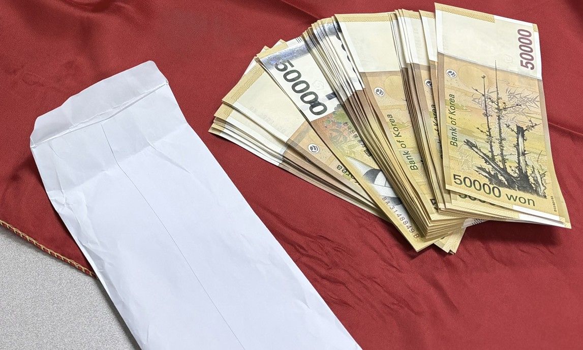 제보자가 이사장 후보로부터 받았다고 제보한 현금. 사진 경남선관위 