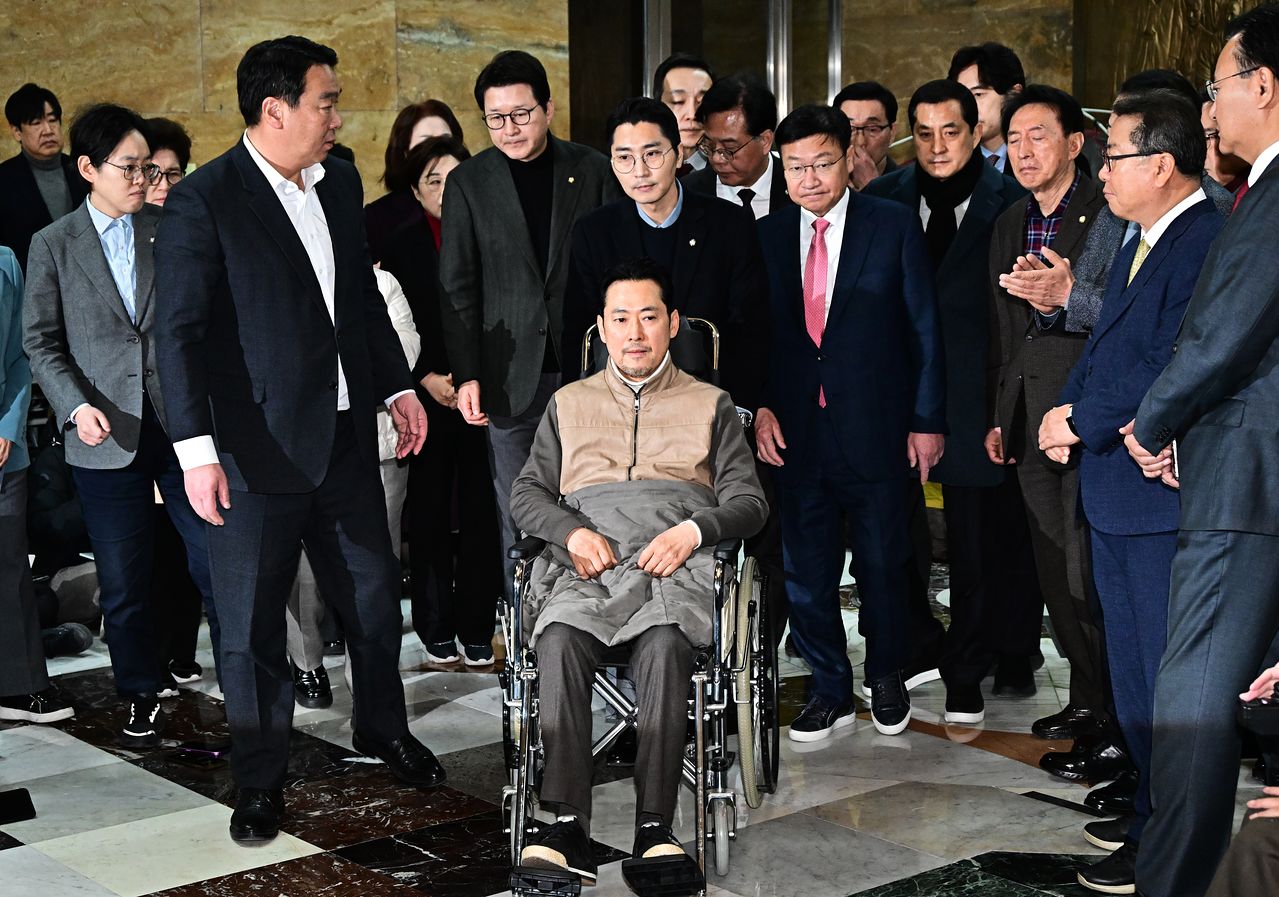8일째 단식을 이어오던 장동혁 국민의힘 대표가 22일 오전 서울 여의도 국회 로텐더홀에서 단식을 중단한 뒤 병원으로 이동하고 있다. 임현동 기자