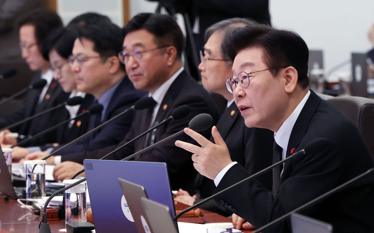 이재명 대통령이 27일 청와대 본관에서 열린 제3회 국무회의에서 발언하고 있다. 사진 청와대