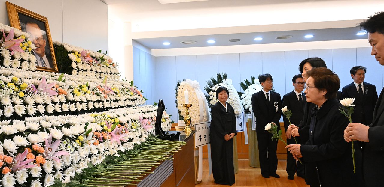 권양숙 여사가 27일 서울 종로구 서울대학교병원 장례식장에 마련된 이해찬 전 국무총리의 빈소에서 조문하고 있다. 연합뉴스 
