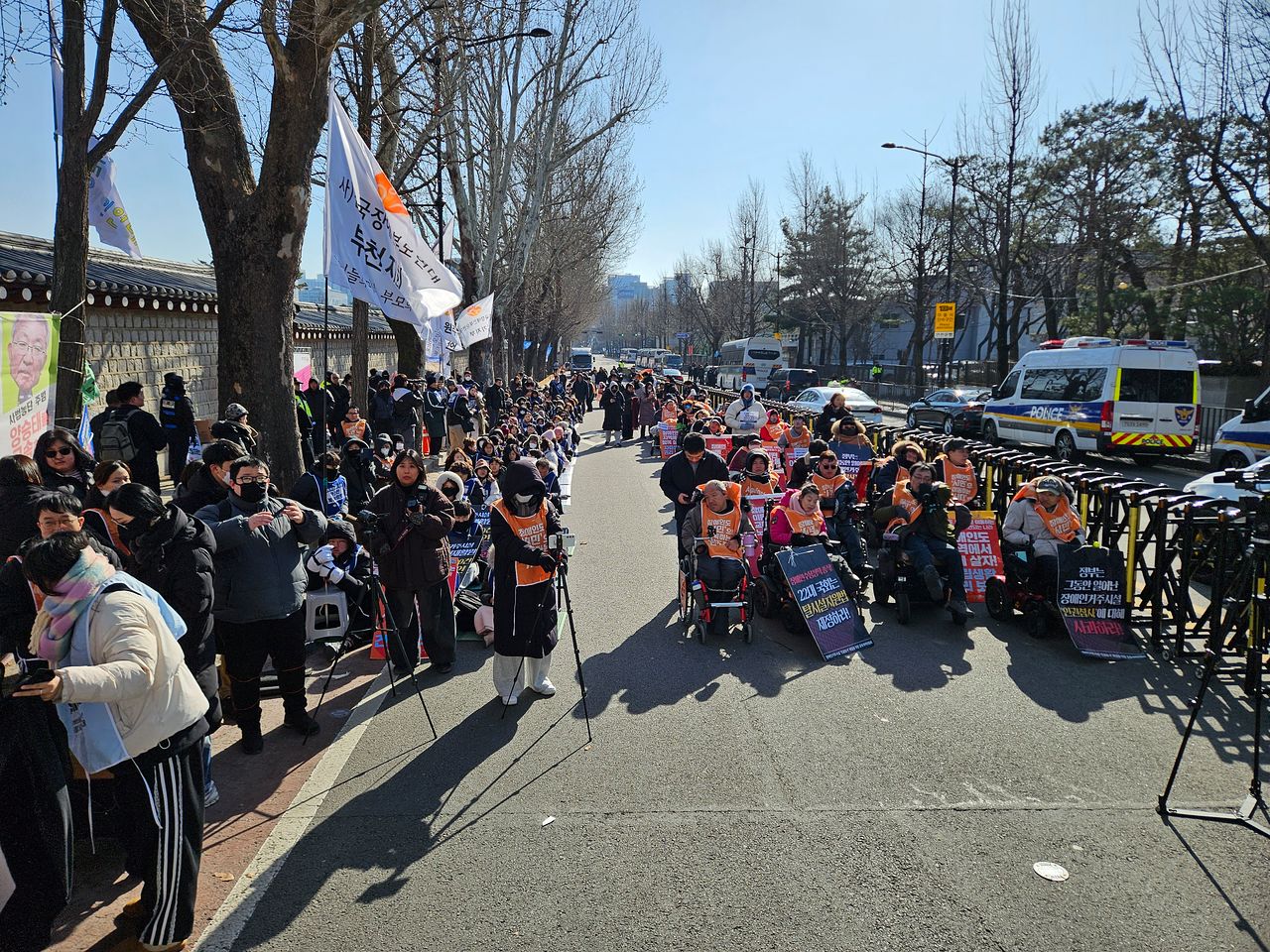 인천중증장애인거주시설 색동원 성폭력사건 공동대책위원회가 서울 종로구 청와대 앞에서 피해 전수조사 등을 촉구하고 있다. 변민철 기자