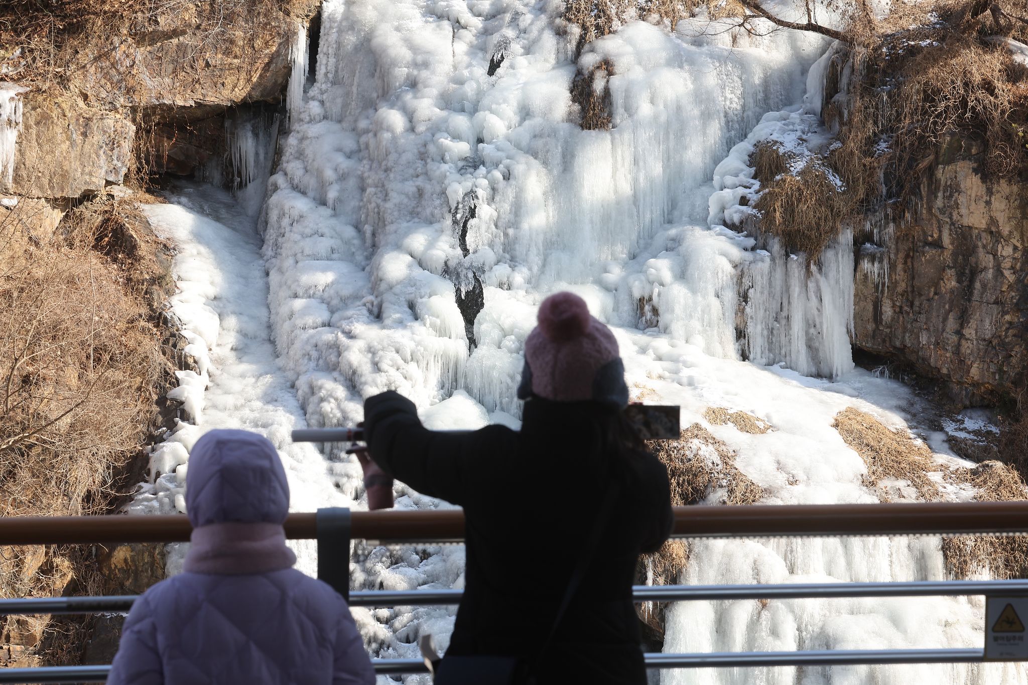 27일 서울 서대문구 홍제천 인공폭포가 얼어 있다.연합뉴스