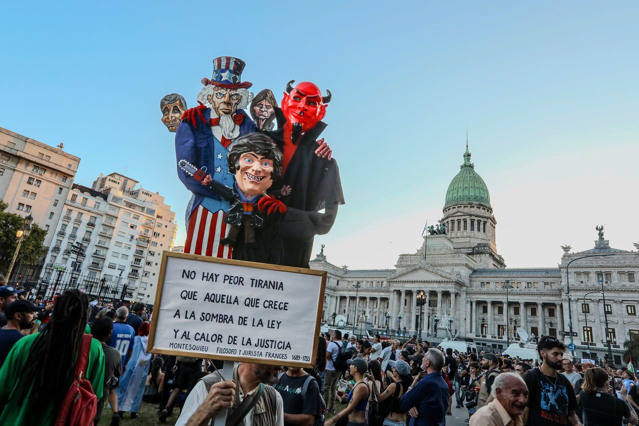 2025년 아르헨티나 국회 앞 반정부 시위에서 한 시민이 ‘법과 정의를 가장해 행해지는 억압을 경계한다’는 몽테스키외의 말이 적힌 팻말을 들고 있다. 미주중앙일보 김상진 기자
