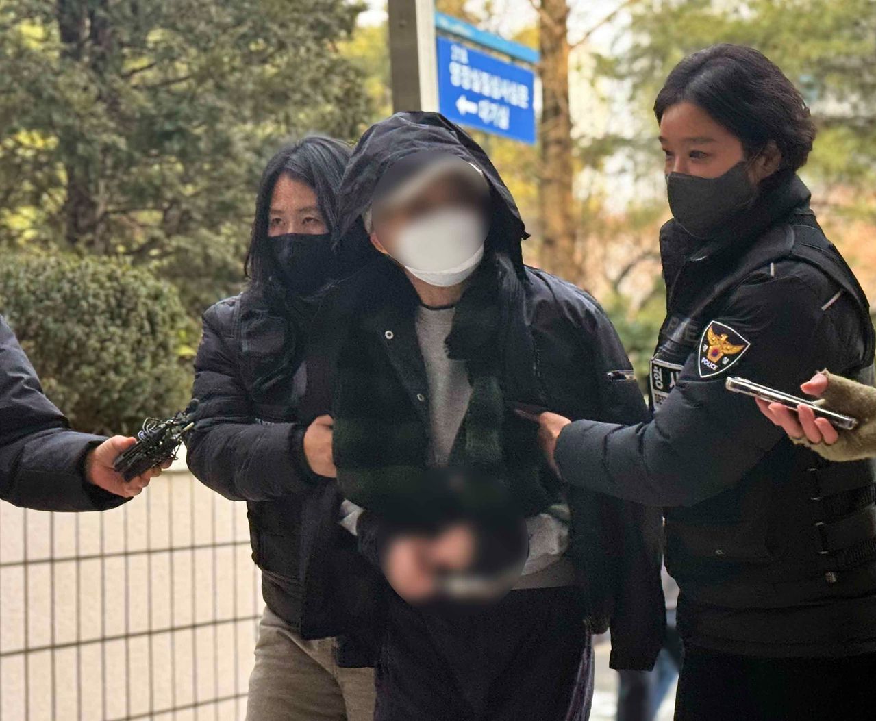 인천에서 90대 노모를 폭행해 숨지게 한 혐의를 받는 60대 딸이 영장실질심사를 받기 위해 26일 오후 인천지법에 출석하고 있다. 뉴스1