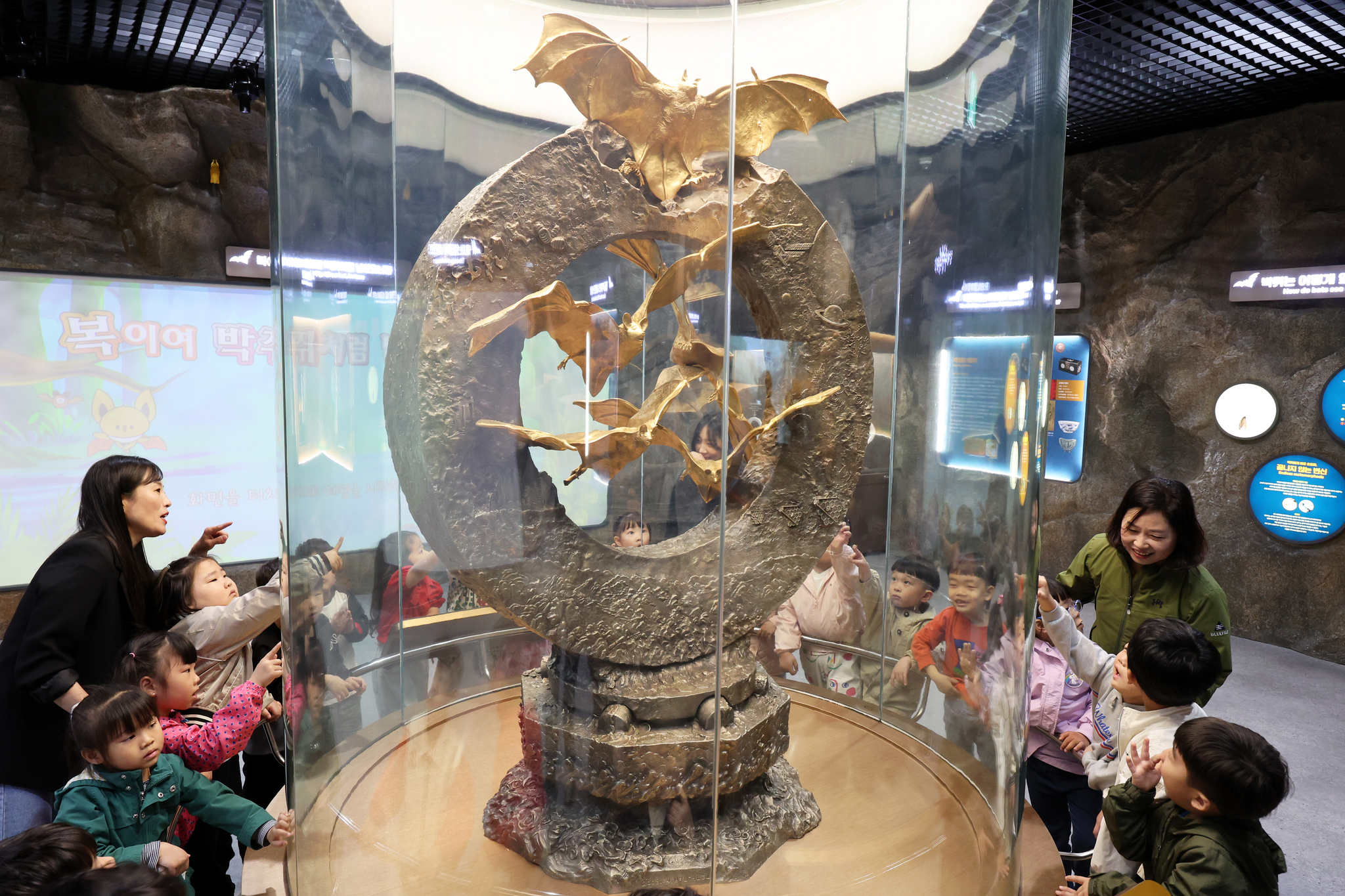 지난 2024년 4월 24일 전남 함평엑스포공원을 찾은 유치원생들이 황금박쥐상을 바라보고 있다. 2008년 30억원을 들여 순금 162㎏으로 만든 황금박쥐상은 지난달 동굴전시장을 떠나 공원 내 문화유물전시관으로 옮겨왔다. 연합뉴스