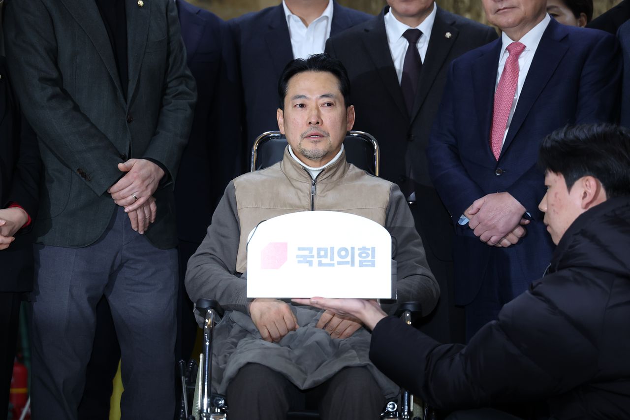 장동혁 국민의힘 대표가 22일 서울 여의도 국회에서 통일교?공천헌금 '쌍특검' 수용 촉구 단식을 마치고 병원 이송 전 발언하고 있다. 뉴시스