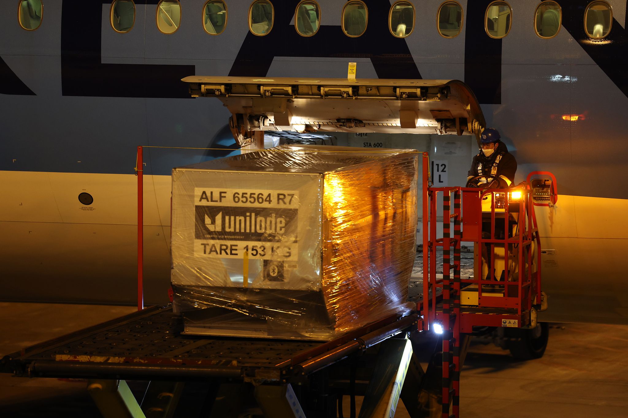 베트남 출장 중 심근경색으로 쓰러져 별세한 이해찬 민주평화통일자문회의 수석부의장의 시신이 27일 오전 인천국제공항에 도착, 빈소가 마련된 서울대병원 장례식장으로 운구되고 있다. 김경록 기자