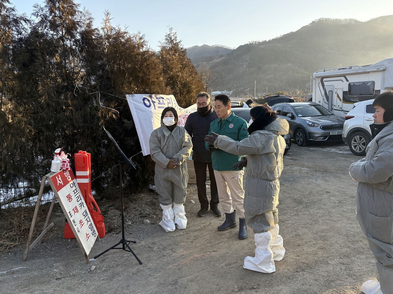 경기 포천시는 지난 24일 관내 돼지 농가에서 아프리카돼지열병(ASF)이 확진됨에 따라 중앙사고수습본부와 공조해 초동 방역팀을 투입하고 재난안전대책본부를 가동하고 있다, 백영현 포천시장(왼쪽 세번째)가 25일 오전 현장점검을 하고 있다. 사진 포천시