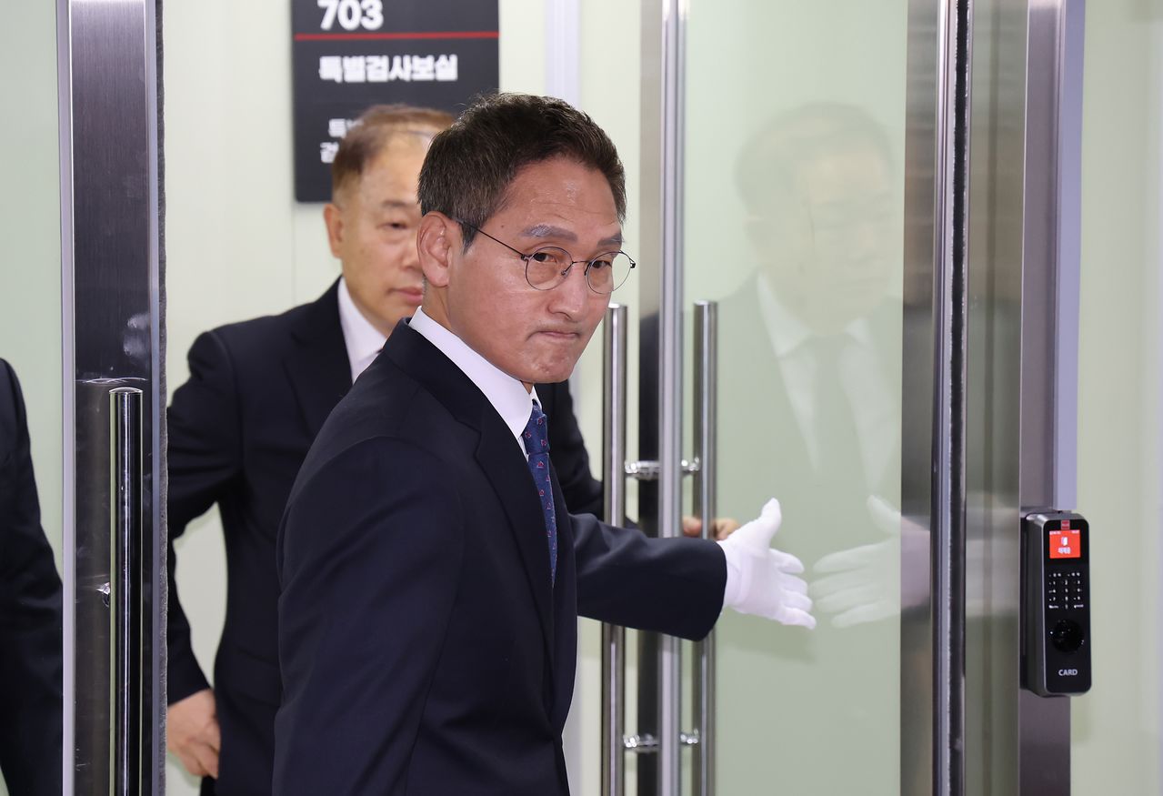 '관봉권 띠지 폐기 의혹'과 '쿠팡 퇴직금 불기소 외압 의혹'을 수사하는 안권섭 특별검사가 지난달 6일 서울 서초구에 마련된 특검 사무실에서 열린 현판식을 마친 뒤 사무실로 들어가고 있다. 뉴스1