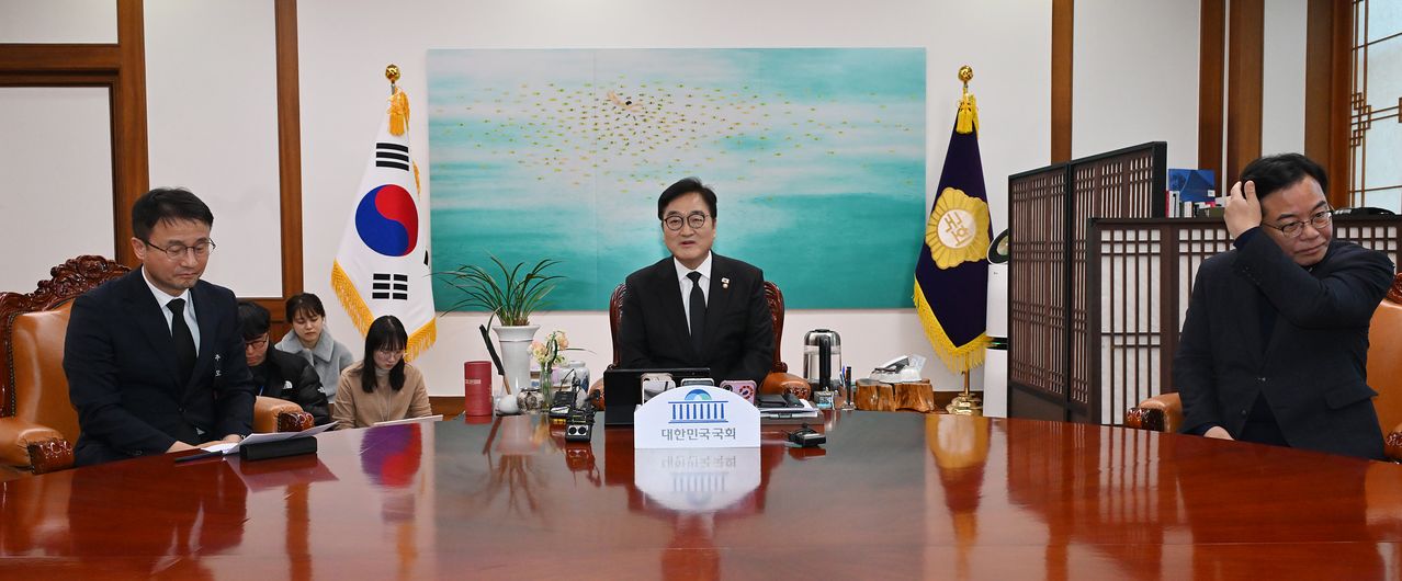 더불어민주당 한병도 원내대표(왼쪽)와 국민의힘 송언석 원내대표(오른쪽)가 27일 국회에서 우원식 국회의장 주재로 열린 여야 원내대표 회동에서 만나 우 의장 발언을 듣고 있다. 연합뉴스