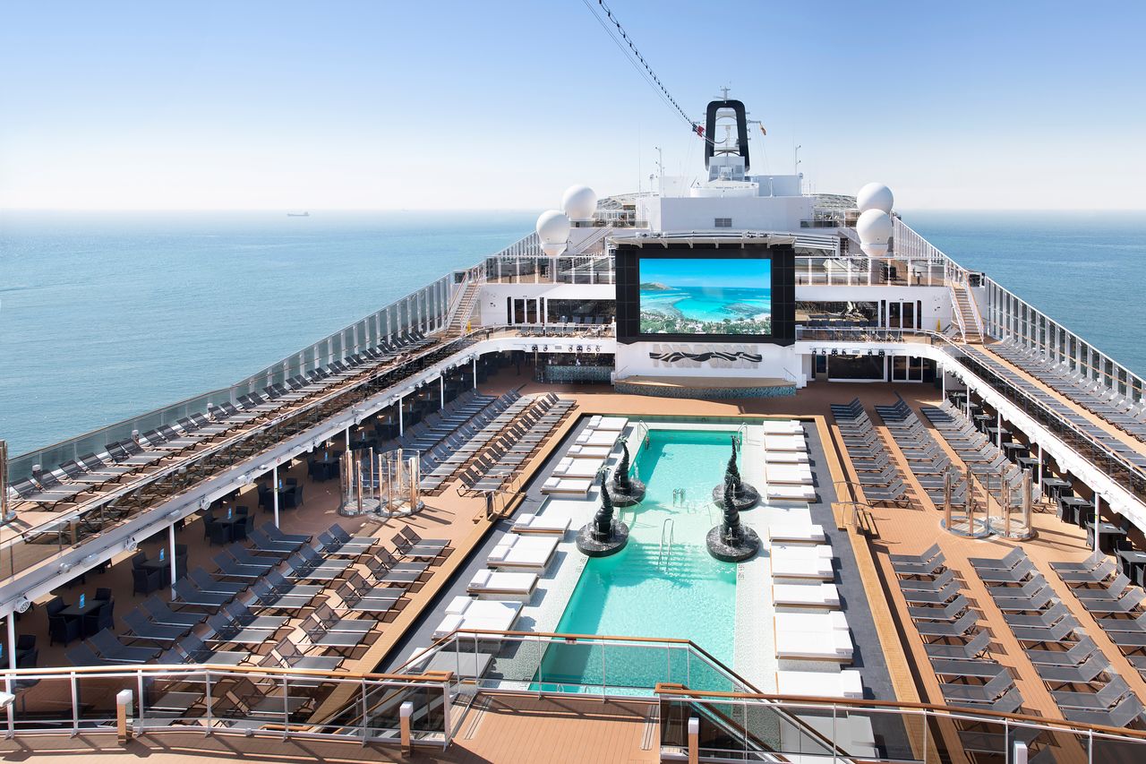 MSC크루즈 벨리시마호는 기존에 한국에서 선보였던 크루즈보다 규모가 클뿐더러 프리미엄 서비스까지 내세운다. 사진은 벨리시마호 야외 수영장. 사진 MSC크루즈