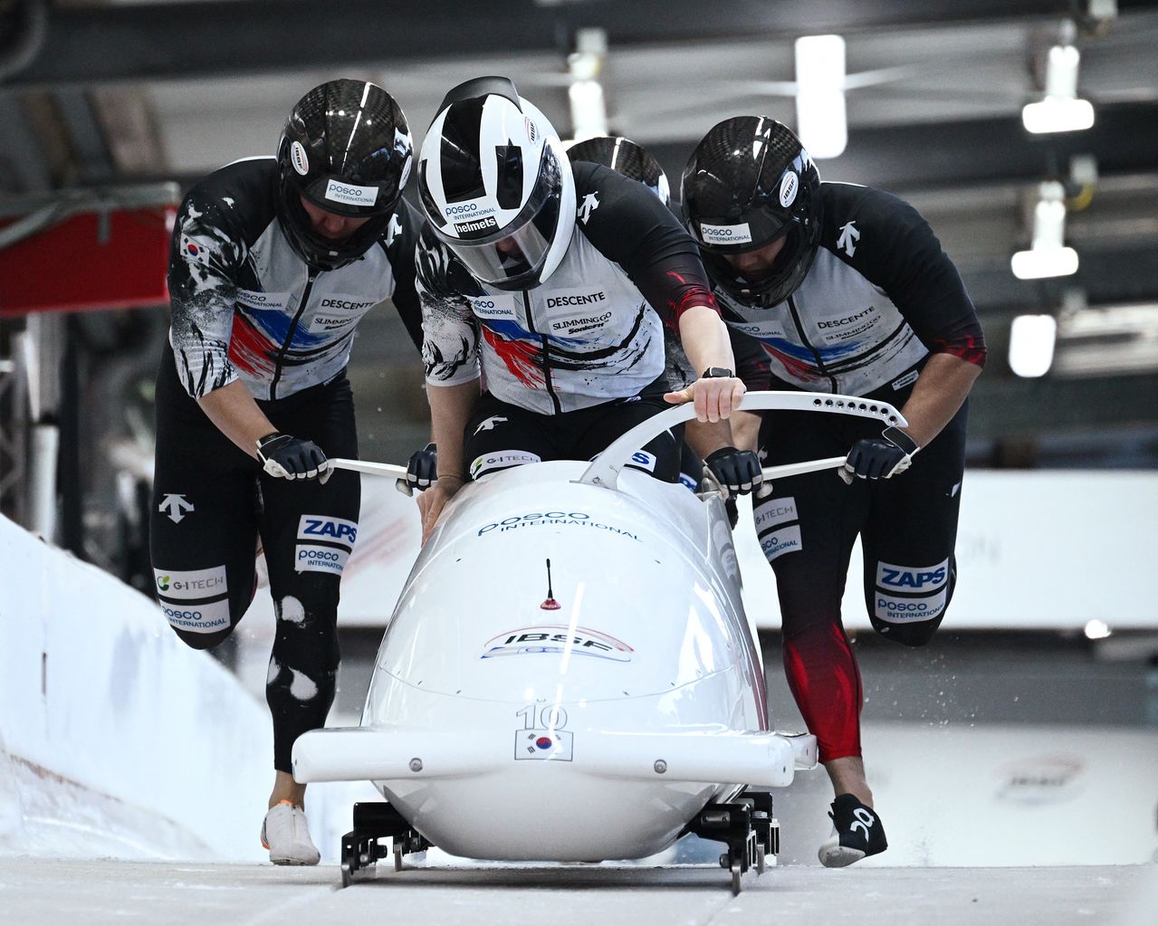 입상을 노리는 한국 봅슬레이 4인승 김진수팀. 로이터=연합뉴스