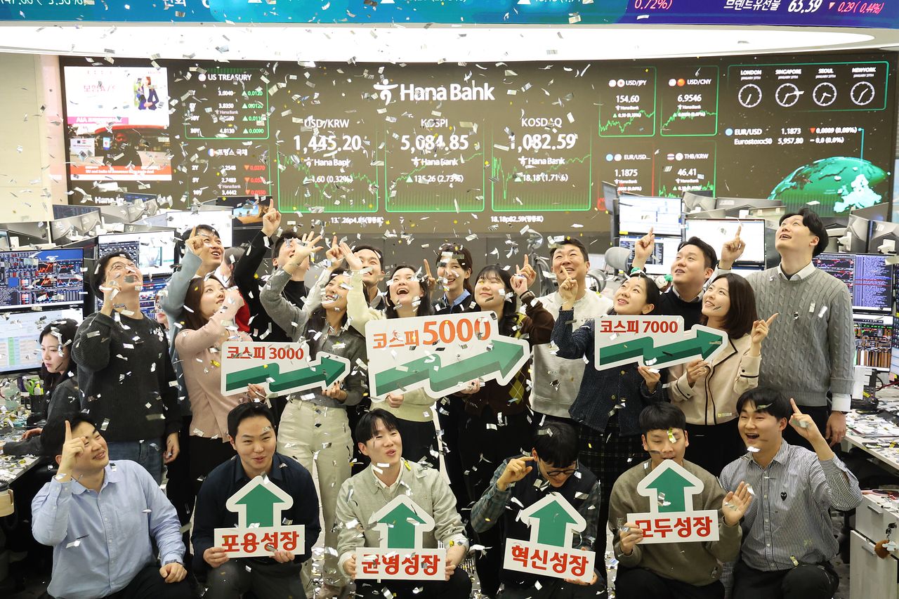 코스피가 종가 기준 사상 처음 5000선을 돌파한 27일 오후 서울 중구 하나은행 본점 딜링룸에서 직원들이 축하 세리머니를 하고 있다.  이날 코스피 지수는 전일대비 135.26p(2.73%) 오른 5084.85로 장을 마감했다. 뉴스1