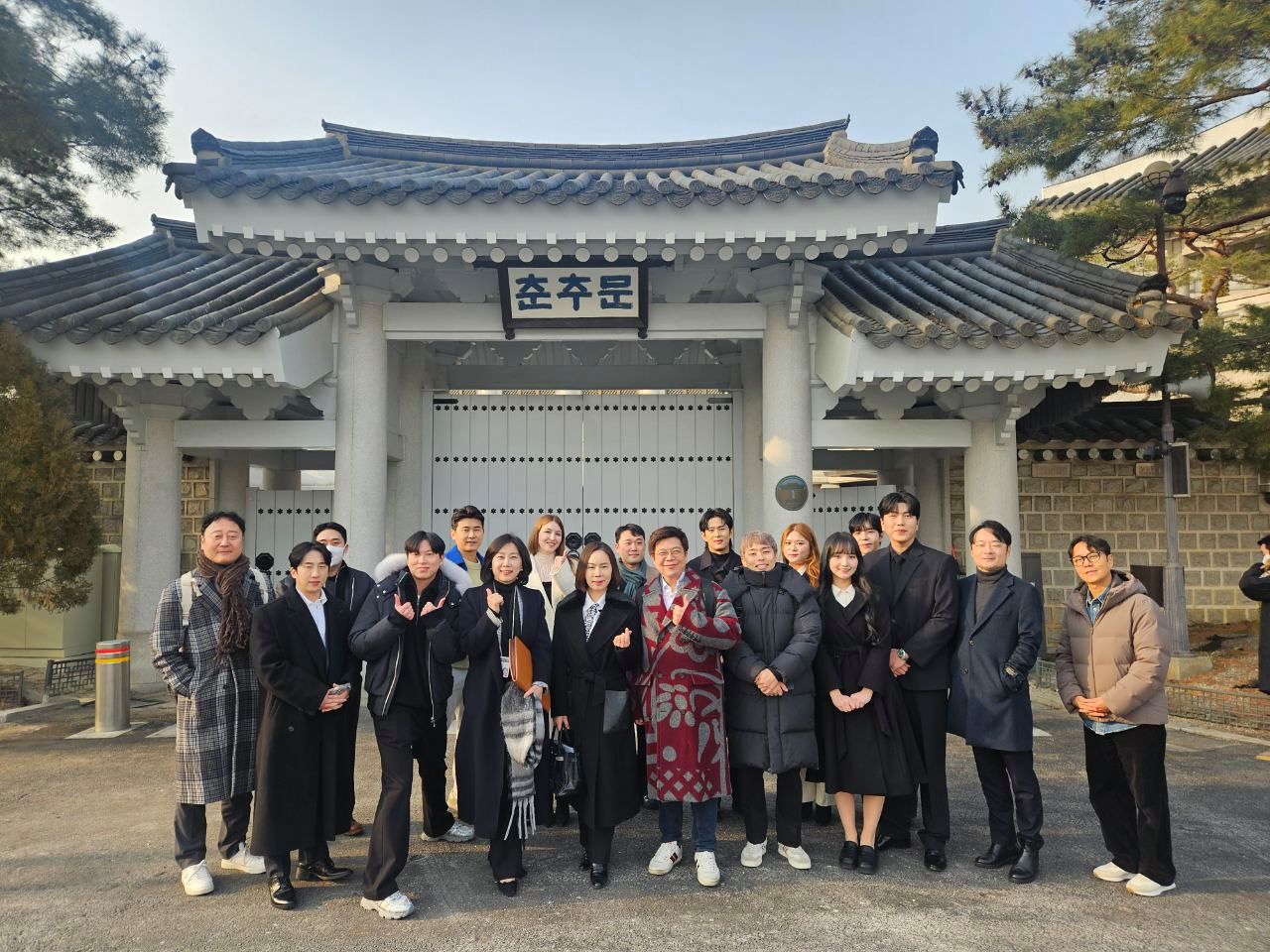 청와대 국민통합비서관실은 다양한 시각의 청년들과의 대화 5차 간담회를 지난 26일 진행했다고 27일 전했다. 사진은 참석자들이 춘추문 앞에서 기념촬영을 한 모습. 사진 청와대