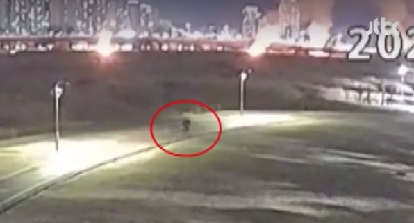 50대 남성 A씨가 지난 24일 울산 태화강 명촌교 인근 억새군란지 곳곳에 불을 낸 뒤 자전거를 타고 현장을 벗어나는 모습. 사진 JTBC 캡처