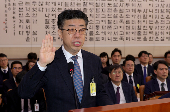 경찰은 신용해 전 교정본부장을 27일 불구속 상태로 검찰에 송치했다. 신 전 본부장이 지난해 10월 30일 국회 법사위 종합감사에 출석해 선서하고 있다. 장진영 기자