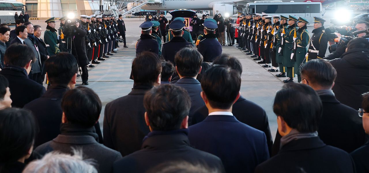 베트남 출장 중 심근경색으로 쓰러져 별세한 이해찬 전 국무총리의 시신이 27일 오전 인천국제공항에 도착, 빈소가 마련된 서울대병원 장례식장으로 운구되고 있다. 김경록 기자 