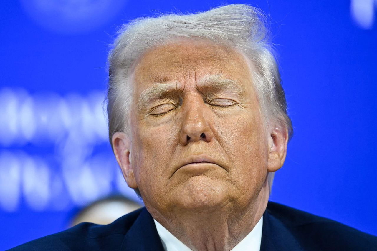 지난 22일 다보스에서 열린 세계경제포럼(WEF) 연차총회 '평화위원회' 회의에서 도널드 트럼프 미국 대통령이 회의 도중 눈을 감고 있다. 트럼프 대통령은 다보스 포럼 참석 전 유럽 8개국에 대한 10% 추가 관세를 부과할 뜻을 밝혔다가, 포럼에서 유럽 국가들의 강한 반발을 확인한 뒤 이를 철회했다. AFP=연합뉴스