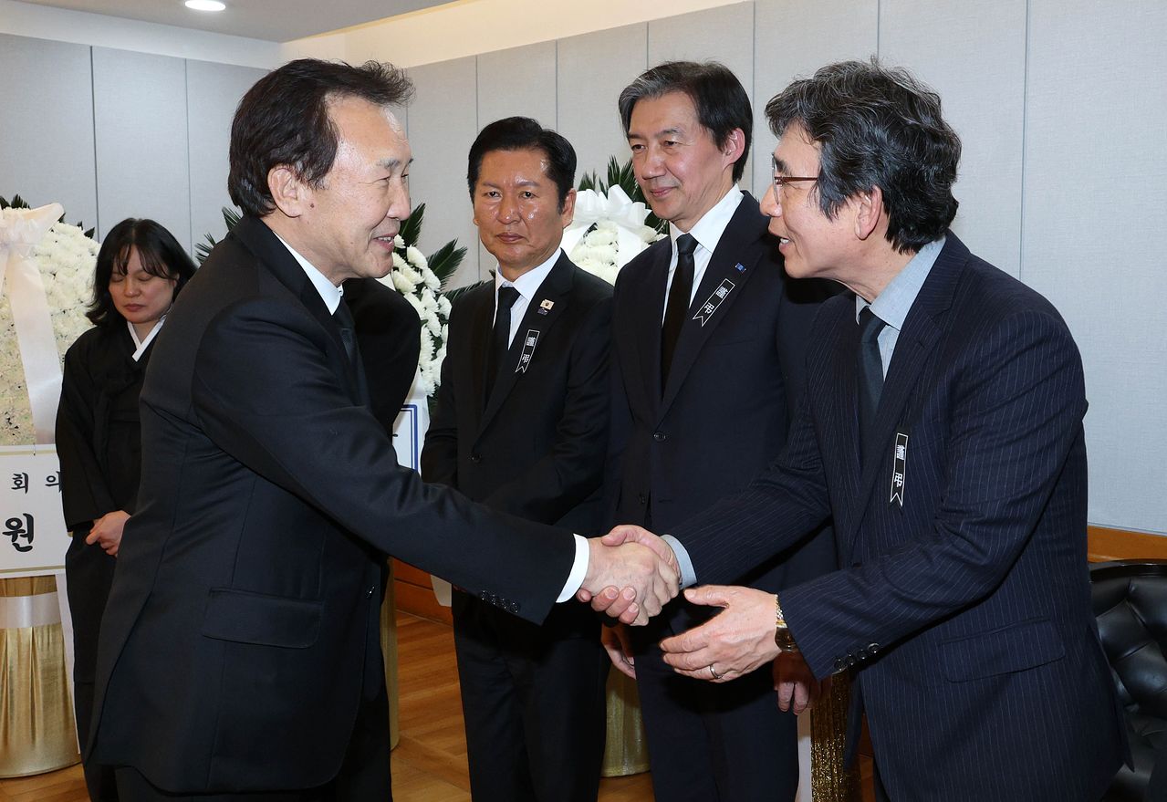 손학규 전 바른미래당 대표가 27일 서울 종로구 서울대학교병원 장례식장에 마련된 이해찬 민주평화통일자문회의 수석부의장의 빈소를 찾아 유시민 전 노무현재단 이사장과 인사하고 있다. 사진공동취재단