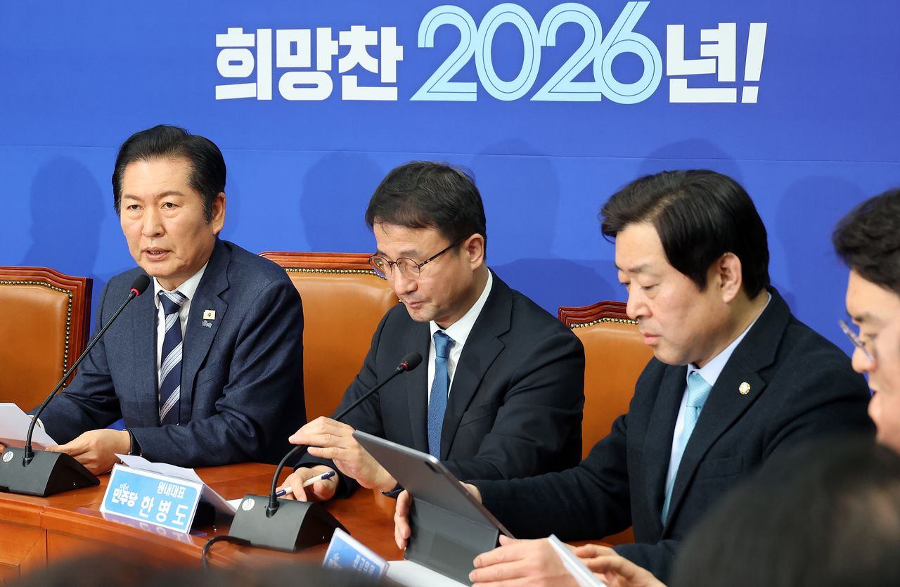 더불어민주당 정청래 대표가 16일 국회에서 열린 최고위원회의에서 모두발언을 하고 있다. 연합뉴스 