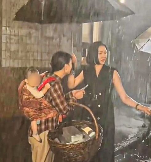 중국의 한 미니시리즈 촬영 현장에서 아기가 빗물을 맞는 장면. 사진 SCMP 캡처