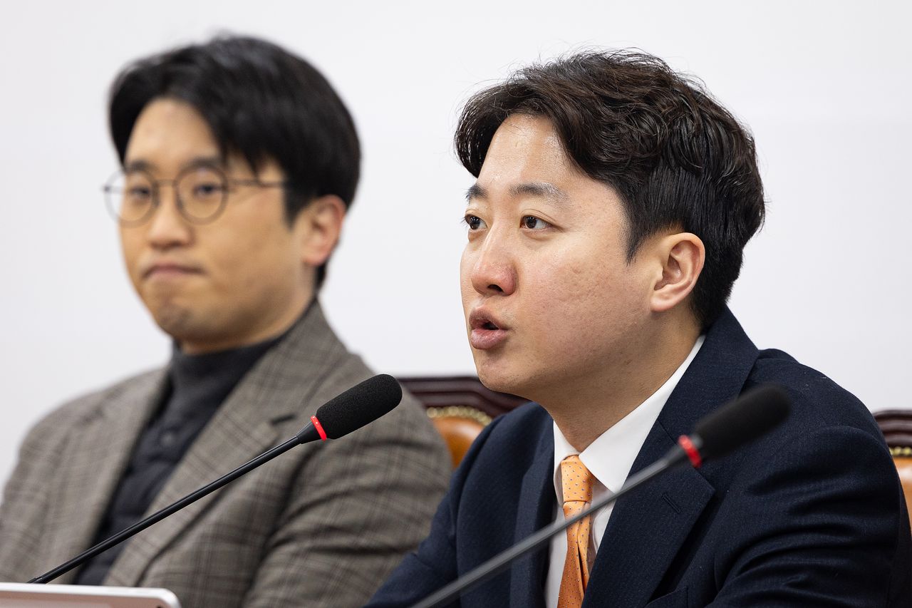 이준석 개혁신당 대표가 26일 서울 여의도 국회에서 열린 최고위원회의에서 모두 발언을 하고 있다. 뉴스1