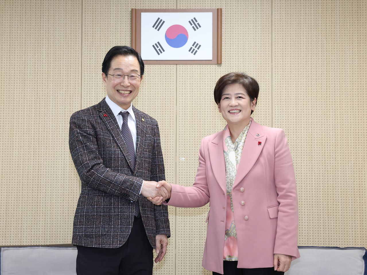 지난 22일 강은희 대구시교육감(오른쪽)과 임종식 경북도교육감이 대구달성교육지원청에서 만나 통합특별시 교육자치 방향을 논의하고 악수하고 있다. 사진 대구시교육청