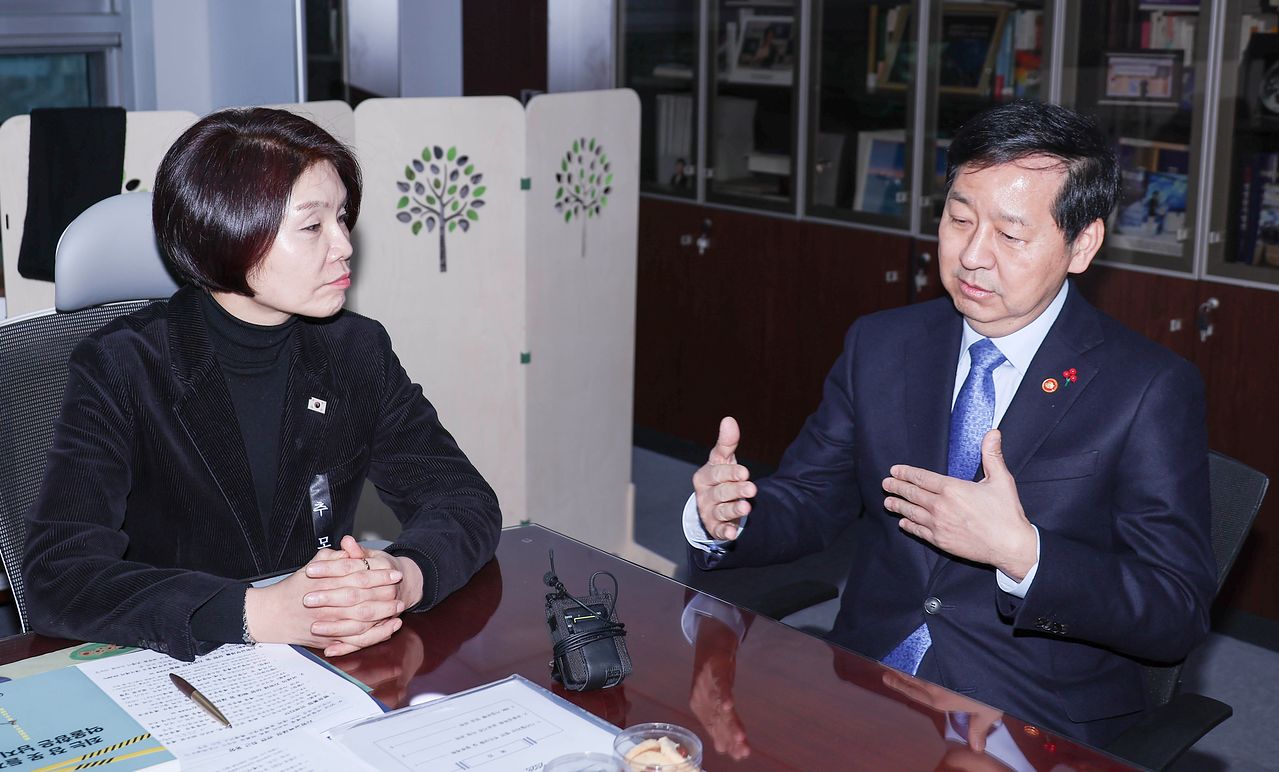 한정애 더불어민주당 정책위의장(왼쪽)과 구윤철 부총리 겸 재정경제부 장관이 27일 국회 의원회관 한 정책위의장 사무실에서 도널드 트럼프 미국 대통령의 관세 인상 언급과 관련해 면담하고 있다. 임현동 기자