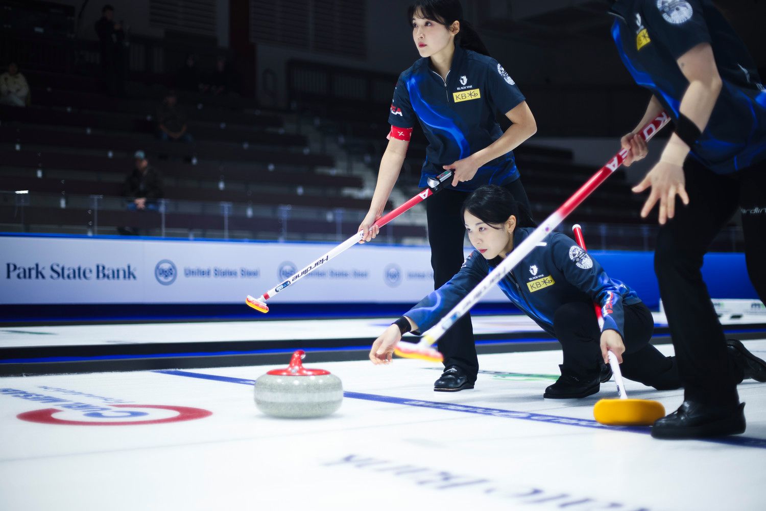 매서운 눈빛으로 스톤을 던지는 서드 김민지(가운데). 리드 설예은은 옆에서 스위핑을 준비하고 있다. [사진 대한컬링연맹]