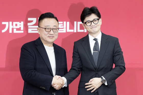 한동훈 국민의힘 비상대책위원장이 지난해 1월 오전 서울 여의도 국회에서 열린 국민인재 영입환영식에서 '영입인재' 고동진 전 삼성전자 부사장 등과 기념사진을 찍고 있다. 전민규 기자