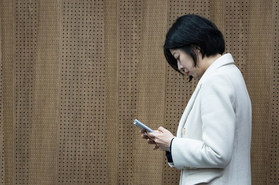 배현진 국민의힘 의원이 7일 서울 여의도 국회 소통관에서 휴대전화를 바라보고 있다. 뉴스1