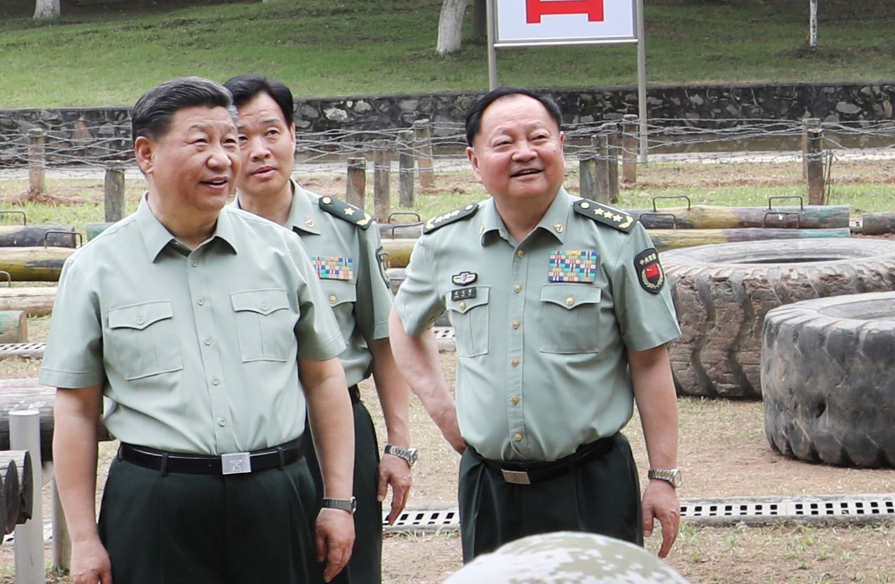 지난 2019년 5월 장시성의 인민해방군 보병대학에서 시진핑(왼쪽) 중앙군사위원회 주석과 장유샤(오른쪽) 중앙군사위 부주석이 생도들의 훈련 장면을 시찰하며 미소짓고 있다. 신화통신