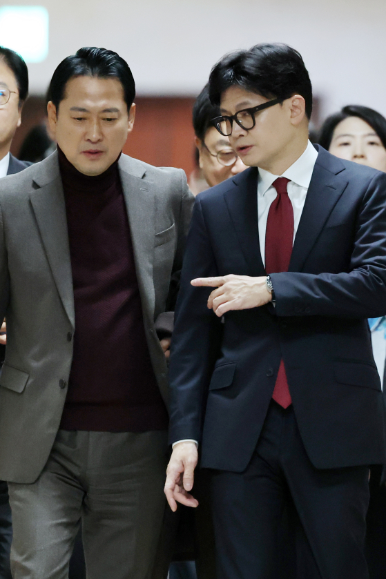 2024년 12월 12일 국민의힘 한동훈 국민의힘 대표가 서울 여의도 국회에서 열린 비공개 최고위원회의에 참석하며 장동혁 의원과 대화하고 있다. 연합뉴스