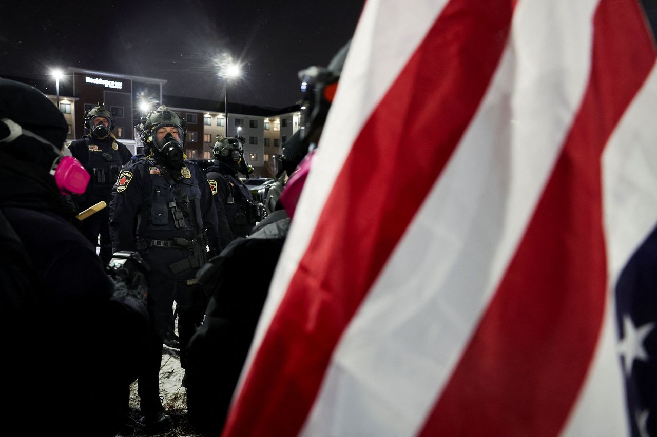 미국 미네소타주 미니애폴리스에서 현지시간 26일, 미국 국경수비대 '전역 지휘관' 직위에서 해임된 그렉 보비노가 머물고 있는 것으로 알려진 호텔 주변에 법 집행관들이 경계를 서고 있다. 로이터=연합뉴스