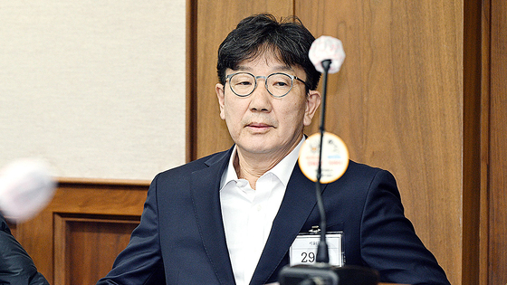 국민의힘 권성동 의원이 지난해 11월 3일 서울중앙지법에서 열린 통일교로부터 불법 정치자금을 수수한 혐의 사건 1차 공판에 출석해 재판을 기다리고 있다. 연합뉴스