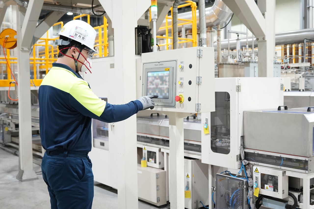 세종시 포스코퓨처엠 기술연구소에서 양극재 시험생산을 위한 파일럿설비를 가동하고 있다. 사진 포스코퓨처엠