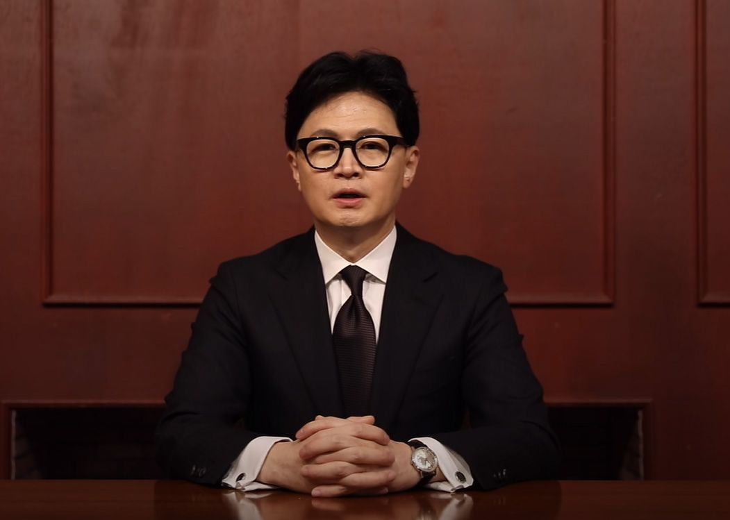 국민의힘 한동훈 전 대표가 지난 18일 페이스북에 자신에 대한 당의 징계 추진과 관련한 입장을 밝히는 영상을 올렸다. 한 전 대표는 ″상황이 여기까지 오게 된 것에 대해서 국민 여러분과 당원들께 걱정을 끼쳐드린 점에 대해 당을 이끌던 책임 있는 정치인으로서 송구한 마음″이라고 밝혔다. 연합뉴스