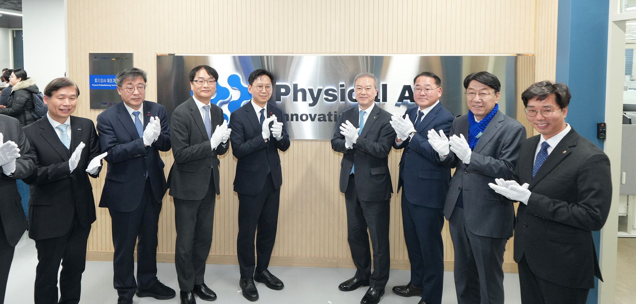 26일 열린 전북대 '피지컬 AI 실증랩' 개소식에서 배경훈 부총리 겸 과학기술정보통신부 장관(왼쪽 네 번째)과 양오봉 전북대 총장(왼쪽 다섯 번째), 김종훈 전북도 경제부지사(왼쪽 여섯 번째), 우범기 전주시장(왼쪽 일곱 번째) 등이 박수를 치고 있다. 사진 전북대