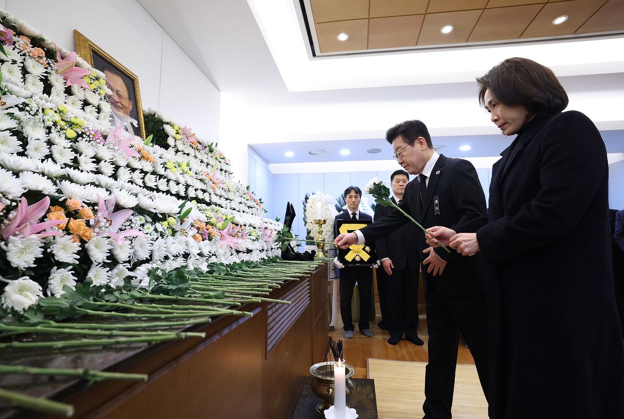 이재명 대통령과 김혜경 여사가 27일 서울 종로구 서울대학교병원 장례식장에 마련된 고 이해찬 전 국무총리의 빈소를 조문하고 있다.. 청와대사진기자단 