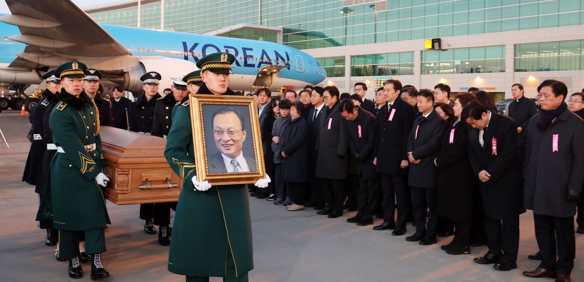 베트남 출장 중 심근경색으로 쓰러져 별세한 이해찬 민주평화통일자문회의 수석부의장의 시신이 27일 오전 인천국제공항에 도착, 빈소가 마련된 서울대병원 장례식장으로 운구되고 있다. 김경록 기자