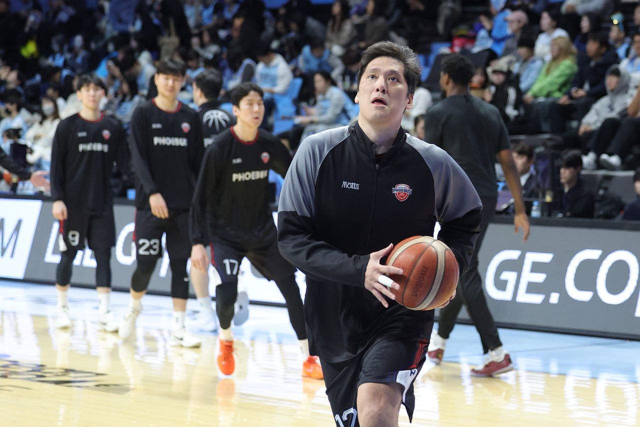 올 시즌을 끝으로 코트를 떠나는 현대모비스 원클럽맨 함지훈(오른쪽). 연합뉴스