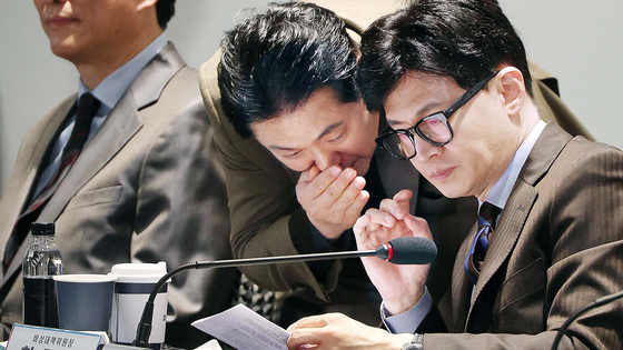 지난 2024년 1월 한동훈 국민의힘 비상대책위원장이 당시 장동혁 사무총장과 대화를 나누고 있다.뉴스1