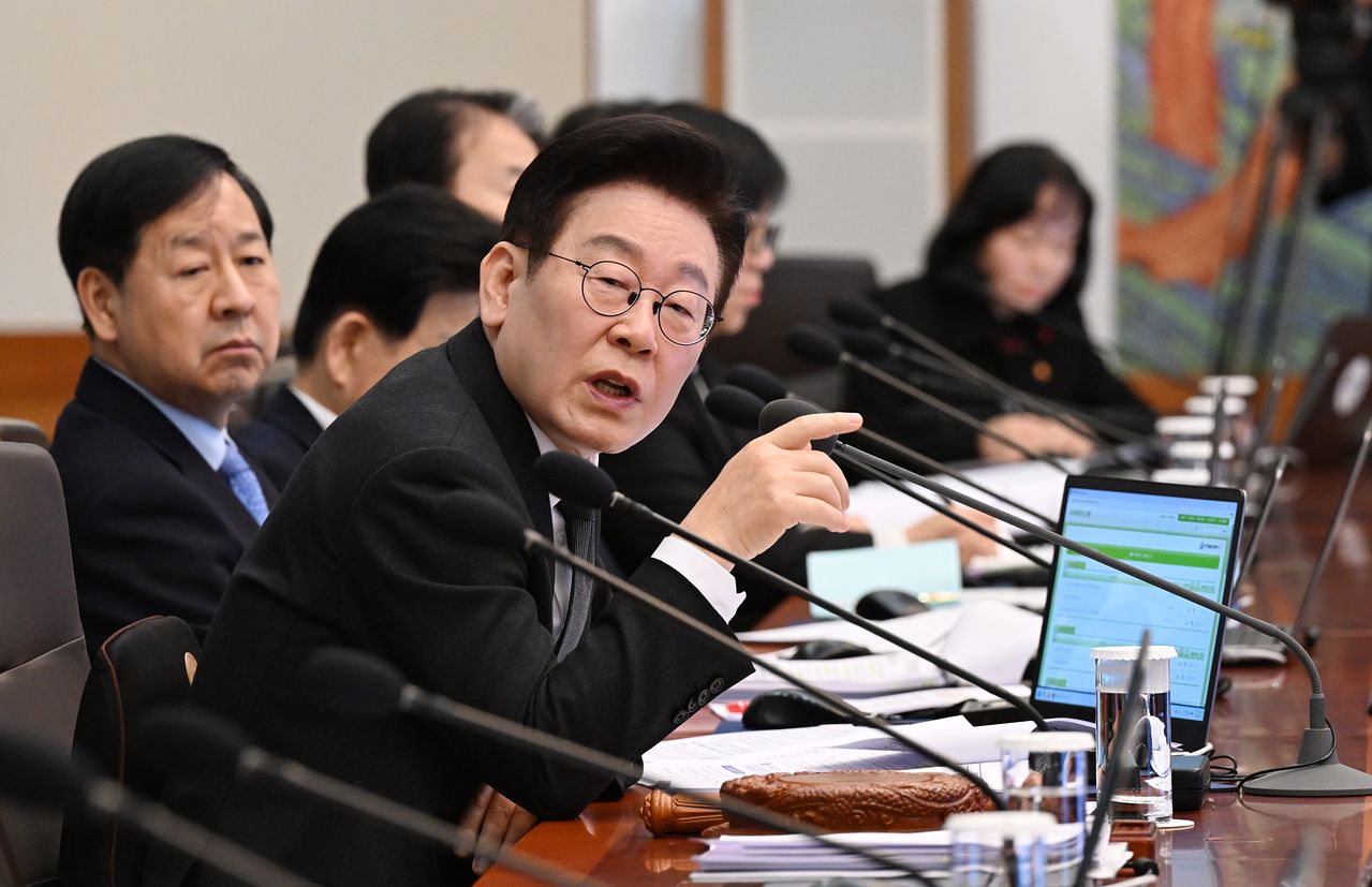 이재명 대통령이 27일 청와대 본관에서 열린 제3회 국무회의에서 발언을 하고 있다. [청와대사진기자단]