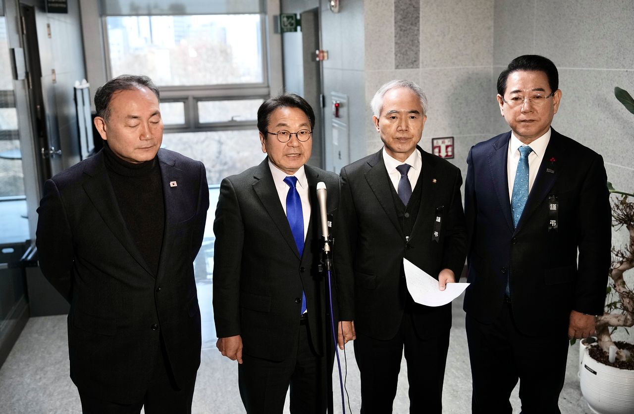 광주·전남 행정통합 특별법안 검토를 위한 시·도지사와 국회의원 제4차 간담회가 27일 서울 국회에서 열린 가운데 김원이(왼쪽부터) 민주당 전남도당위원장, 강기정 광주시장, 양부남 민주당 광주시당위원장, 김영록 전남도지사가 언론 브리핑을 하고있다. 뉴시스