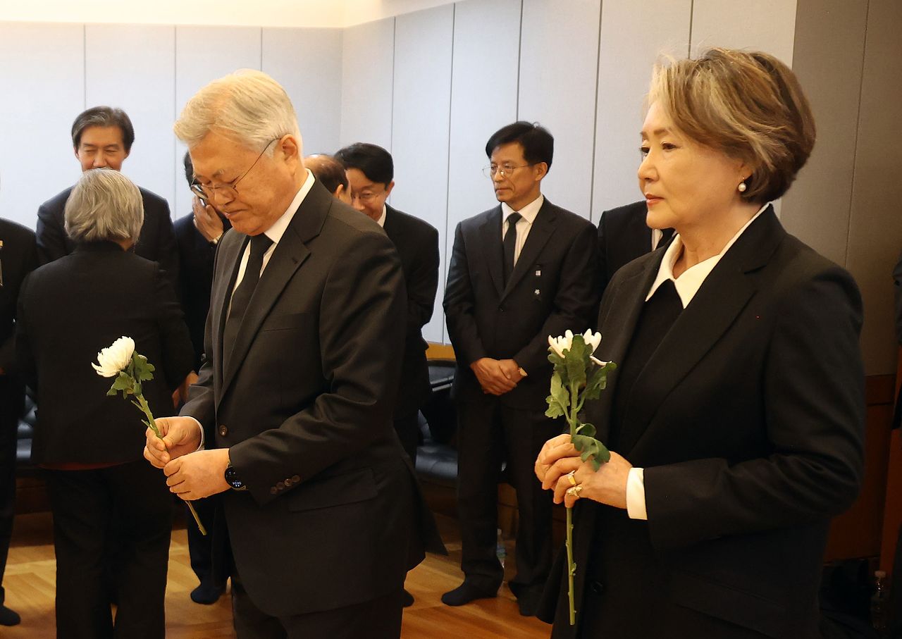 문재인 전 대통령과 김정숙 여사가 27일 오후 서울 종로구 서울대학교병원 장례식장에 마련된 고 이해찬 민주평화통일자문회의 수석부의장의 빈소를 찾아 조문하고 있다. 사진공동취재단