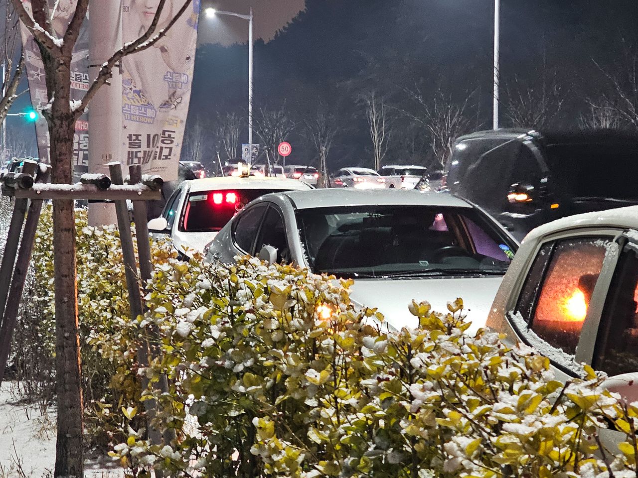 지난 23일 오후 유명 아이돌 가수의 공연이 열린 인천 인스파이어 아레나 인근에 '빈차등'을 켜고 주차된 택시들. 최모란 기자.