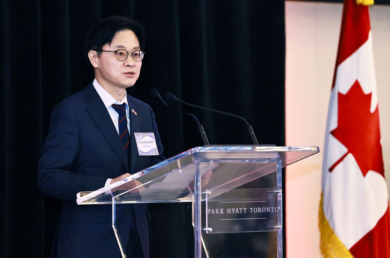 김정관 산업통상부 장관이 26일(현지시간) 캐나다 토론토 파크 하얏트호텔에서 열린 '한-캐나다 자동차 산업협력 포럼'에 참석해 인사말을 하고 있다. 산업통상부