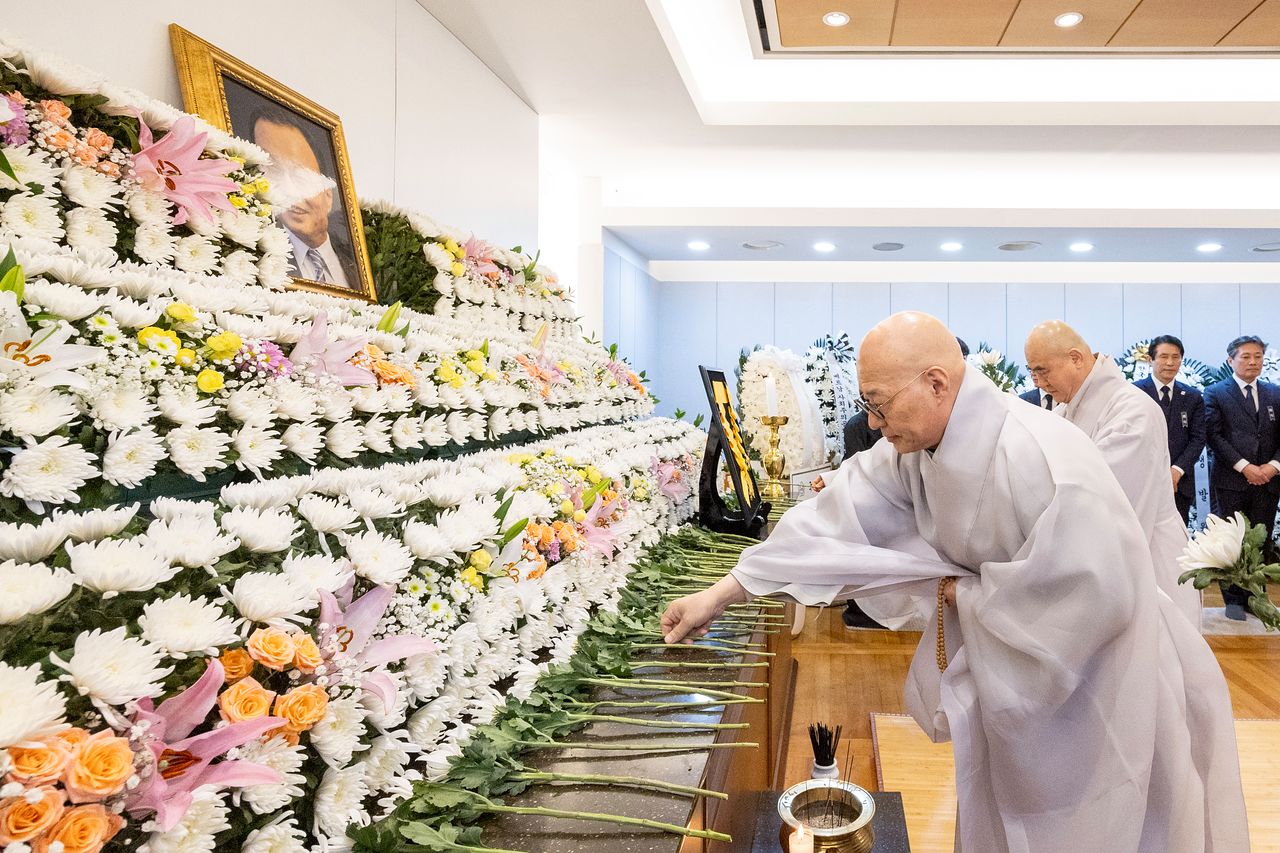 대한불교 조계종 총무원장 진우스님이 28일 오후 서울 종로구 서울대학교병원 장례식장에 마련된 故 이해찬 전 국무총리의 빈소에서 조문을 하고 있다. 사진공동취재단